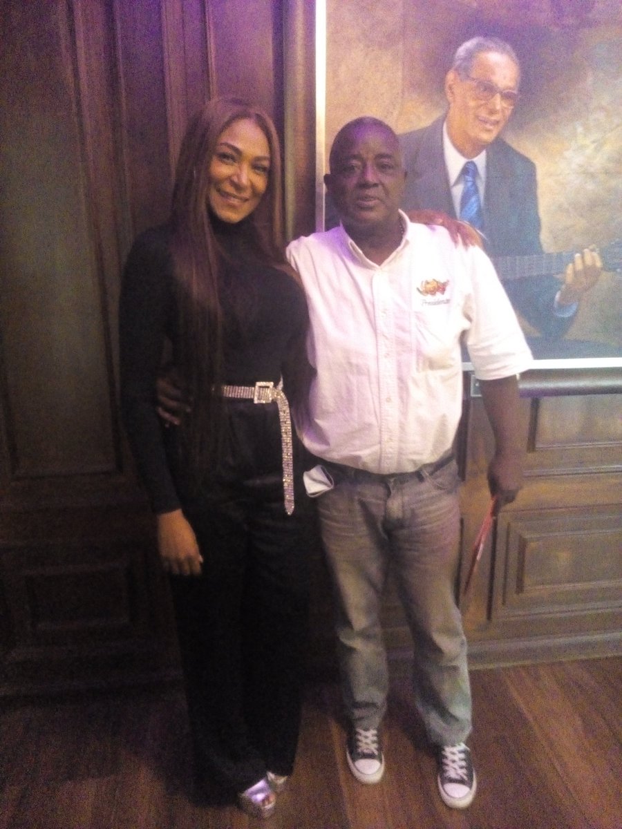 Luego de concluida la celebración  del Primer Encuentro Navideño de la Academia Dominicana de Periodistas de Arte y Espectáculos, el sábado 4 diciembre 2021,  en el Bar del Teatro Nacional, aquí en compañía Ruth La Cantante, ella  deleito a los invitados con su repertorio musical