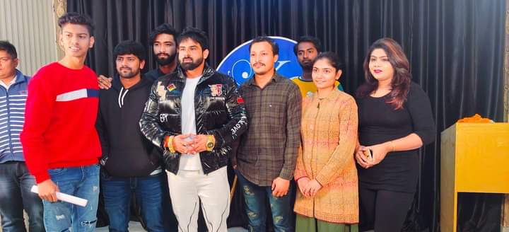imharshchhikara's tweet photo. सोनीपत में KG स्टूडियो के प्रोग्राम को स्पॉन्सर किया व 5100 की सम्मानित राशि दी और वहाँ आये युवाओं के जज्बे की हौसला अफजाई की !!✌🏻✌🏻🤝🏻🙏🏻
#kgstudio https://t.co/wJ0eTPklIn