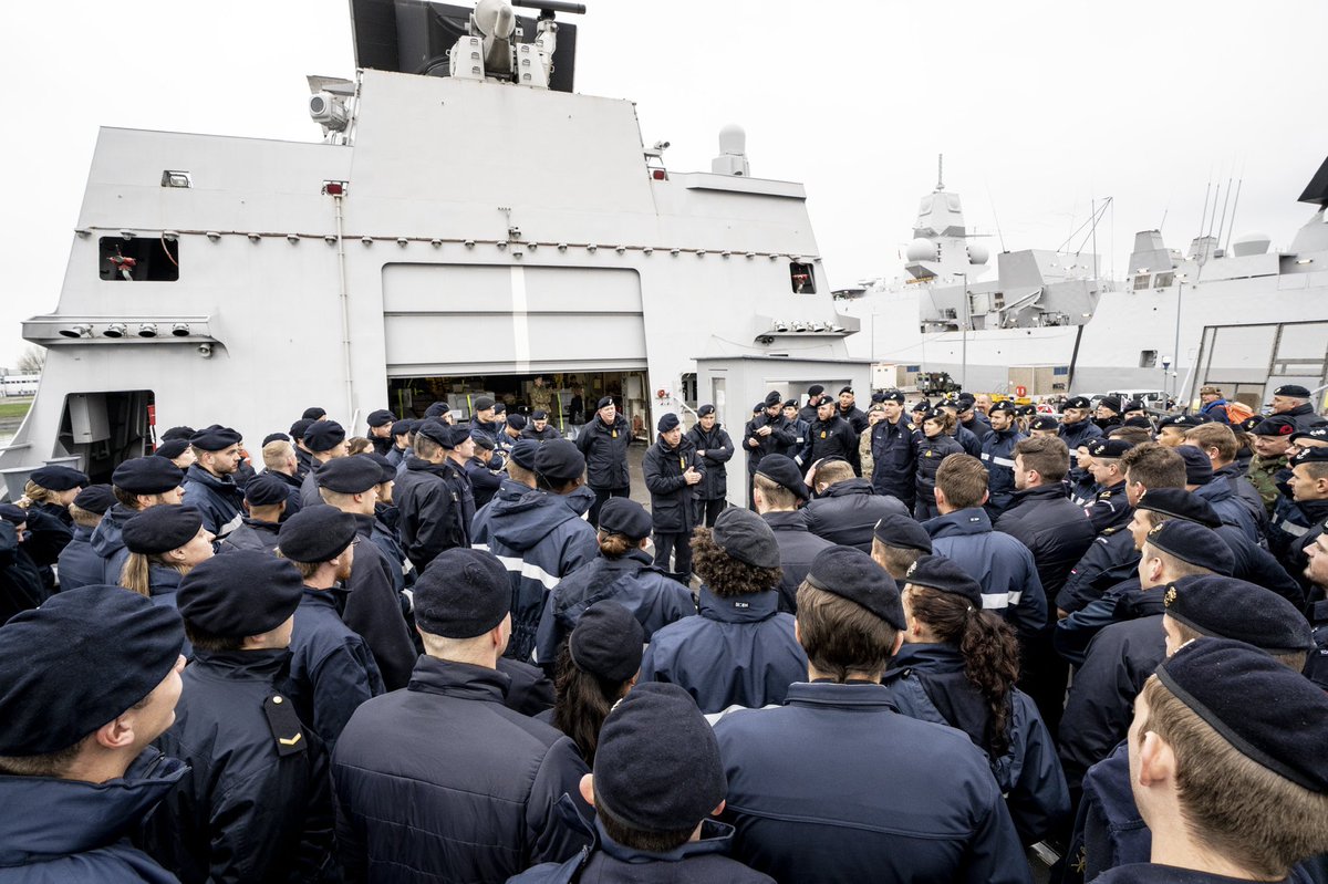 Ministerie van Defensie (@defensie) on Twitter photo Na 43.000 zeemijl te hebben afgelegd met 15 oefeningen en bezoeken aan 12 landen zit de klus erop. <a href="/HNLMS_Evertsen/">Zr.Ms. Evertsen</a> is na bijna 7 maanden weer thuis. Vandaag konden 180 bemanningsleden hun familie weer in de armen sluiten. Precies op tijd voor Pakjesavond defensie.nl/actueel/nieuws… Na 43.000 zeemijl te hebben afgelegd met 15 oefeningen en bezoeken aan 12 landen zit de klus erop. <a href="/HNLMS_Evertsen/">Zr.Ms. Evertsen</a> is na bijna 7 maanden weer thuis. Vandaag konden 180 bemanningsleden hun familie weer in de armen sluiten. Precies op tijd voor Pakjesavond defensie.nl/actueel/nieuws…