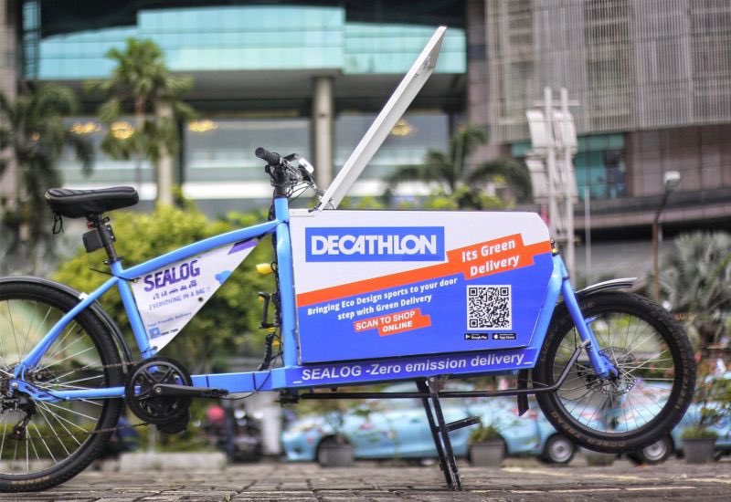 happy_roman's tweet photo. Heard of the new cargo bike #Decathlon introduced in their French e-shop and sold out within days? In Indonesia, the world’s largest retailer of bicycles and one of the largest makers of bikes and e-bikes started using #cargobike for delivery. Powered by @sealogistician. https://t.co/ZXJXYy7LOf
