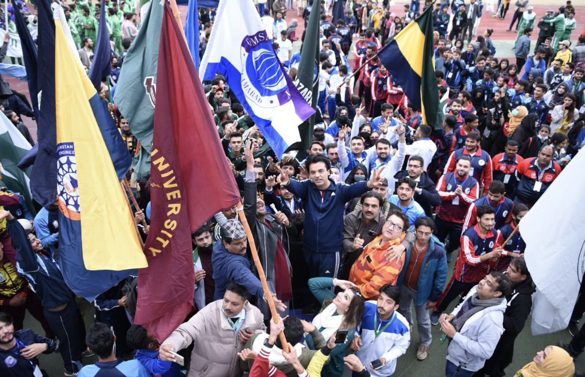 UdarOfficial's tweet image. صرف 20 گھنٹے باقی!

وزیراعظم عمران خان کی آمد سے پہلے اسٹیڈیم کا یہ حال ہے! کپتان کی آمد پر کیسا منظر ہو گا اندازہ لگانا مشکل نہیں!  ملک کے نوجوان اپنے وزیراعظم کے استقبال کیلئے پوری طرح تیار ہیں! انشااللہ کل ملکی تاریخ کا ایک زبردست ایونٹ ہو گا!
#KJSportsDrive