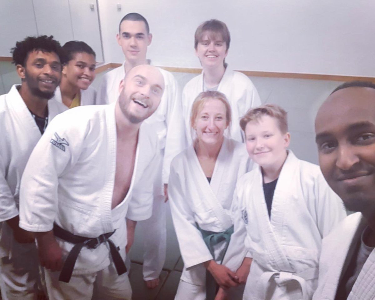 tjjf_chair's tweet photo. It’s #SundaySelfie with #TeamAston 💜
#Birmingham #Bhamgram #thisbham #LoveJitsu #JitsuFamily #JiuJitsu #JiuJitsuLifestyle #JiuJitsuLife #JiuJitsuForEveryone #MartialArts #SelfDefence #SelfDefense #AstonFreshers #AstonUni #AstonLife #WeAreAston https://t.co/orpuYFe44t