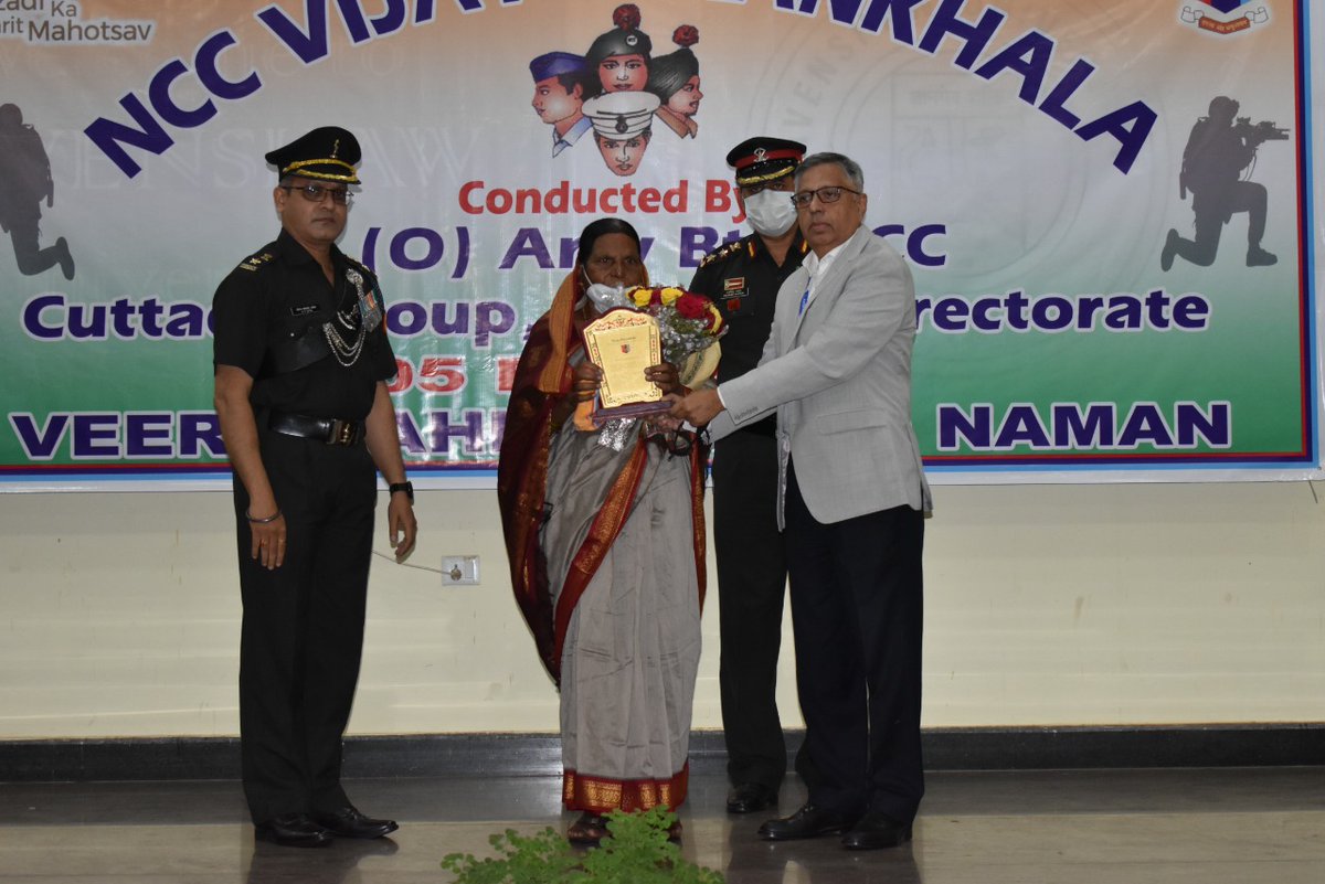 NCCDteOdisha's tweet photo. Odisha paid homage to bravehearts of 1971 War, Nb Sub Gopabandhu Raot and Sep Baskar Naik of 6 BIHAR REGT by honouring Veernari and kins at a solemn ceremony presided by Dr SK Nayak, VC Ravenshaw Univ, organised by 1 (O) Arty Bty #CuttackGp
(1/2) https://t.co/YTsZOPJ8sw