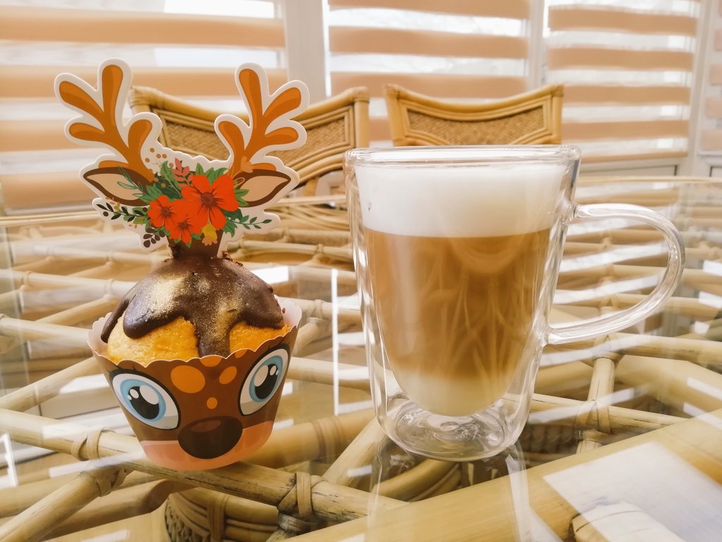 MagdalenaSzomb1's tweet photo. Coffee time... ☕🧁😊
#Cappucino #Raspberrymuffin #homemade #homebaking #baking https://t.co/R9TEI2g1xd
