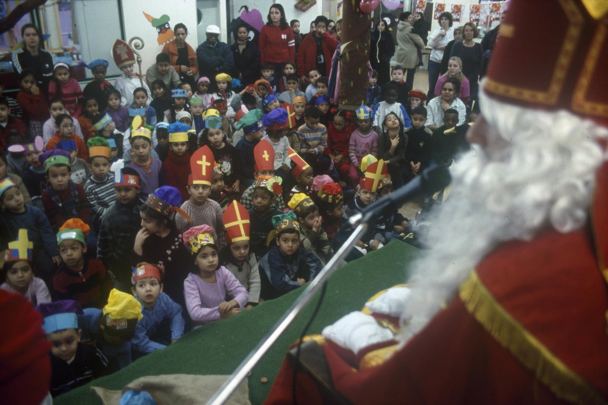 nlfotomuseum's tweet photo. #Archivedive

Het is vanavond pakjesavond! Veel plezier aan iedereen die Sinterklaas viert!

Sinterklaasfeest op de Augustinusschool, Rotterdam (2004) © Robert de Hartogh

#NederlandsFotomuseum #Sinterklaas #pakjesavond #kinderen #feest #cadeautjes #5december #pakjesavond https://t.co/ISTYzx7pgd