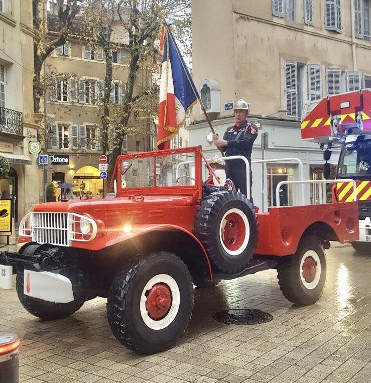 AixCsp's tweet photo. Défiler 🚗🚒dans les rues d’#Aixmaville
Mettre à l’honneur et être fiers nos personnels 👩‍🚒👨🏼‍🚒 nos anciens nos #JSP et Amicale❤️‍🔥
Passer entre les ☔️ mais recevoir celles de la bénédiction 😉 à l’occasion de notre #SainteBarbe
Et enfin savourer l’esprit du collectif 🤝#Pompiers13 https://t.co/dxqYdlBORz