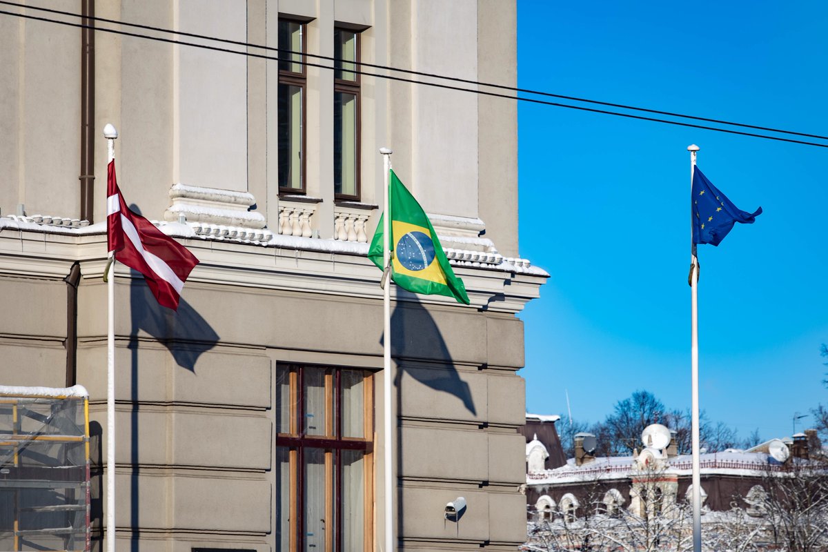 Latvian_MFA's tweet photo. 💯 years ago today, #Brazil recognised #Latvia de jure. To honour this historic event, the flag of Brazil is raised in front of the @Latvian_MFA building 🇱🇻🤝🇧🇷 #LV100deiure https://t.co/oTbhF0pmji