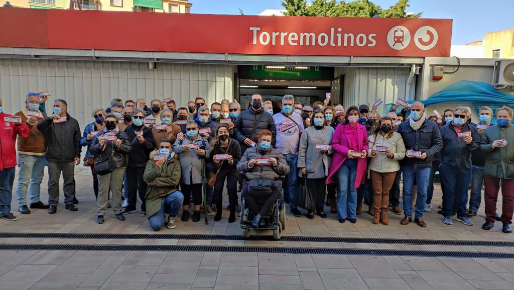 margadcm's tweet photo. Participamos hoy en la concentración ciudadana y sindical en defensa del Cercanías. Desde @PPMalaga y @Torremolinos_PP llevamos mucho tiempo denunciando el abandono del servicio tanto en labores de mantenimiento como de personal que sufre por parte de @Inforenfe. #lejanías https://t.co/rAe8EUPcGu
