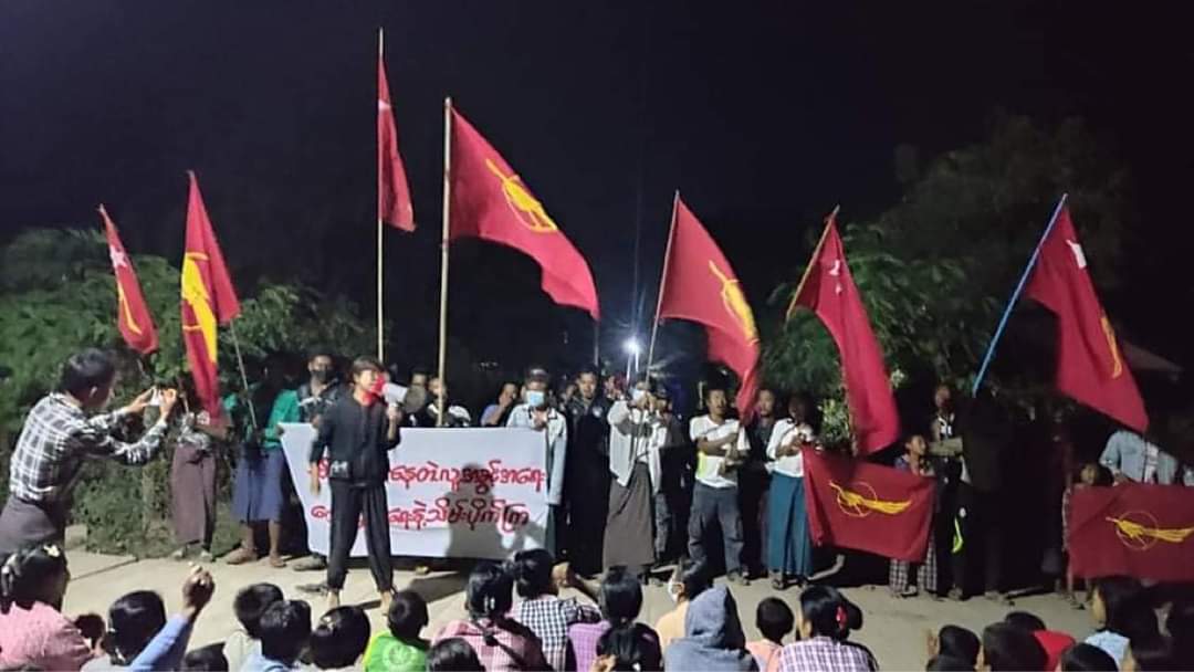 hsuluckw's tweet photo. The coalition strike of #LetPaDaungTaung area and #Monywa students' union jointly held anti-coup night strike to oust the so-called guard-dogs .
#HelpMyanmarIDPs 
#Dec5Coup 
#WhatsHappeningInMyanmar https://t.co/HEo0SQgf19