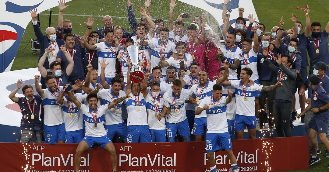arielholan_DT's tweet photo. Felicitaciones Tetracampeones ⚪️🔵
Un logro histórico y muy merecido que nos pone felices. 
A disfrutar y celebrar @Cruzados 🏆🏆🏆🏆 https://t.co/JqtkmT8bFP