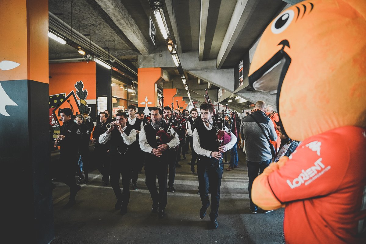 FCLorient's tweet photo. Merlux qui se prend pour le Penn-soner 🙄 https://t.co/25sLn3i03h