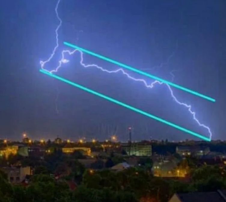 SJosephBurns's tweet photo. How a technical analyst sees lightning.⚡️📉👀 https://t.co/VWPNkTQnsQ