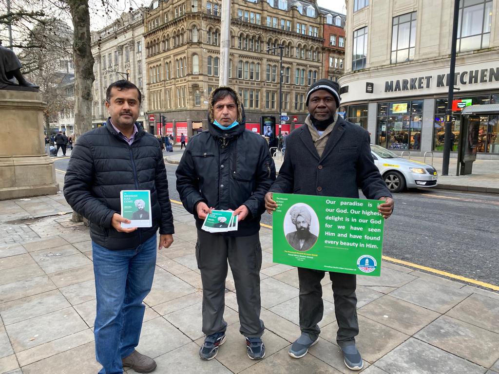 Members of #Ahmadiyya Muslim Elder Association from North West Region spreading the message of Love &amp; Peace at #Manchester Piccadilly gardens. #MessiahHasCome
#PromisedMessiah <a href="/AMEA_UK/">Ahmadiyya Muslim Elders UK</a> <a href="/sadransaruk/">Sadr Majlis Ansarullah UK</a>