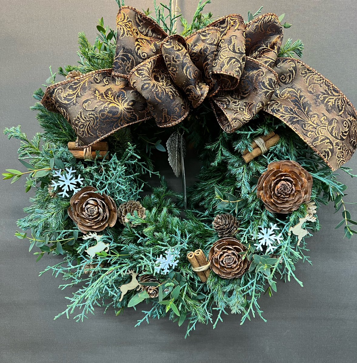 ha7sato's tweet photo. 本日もせっせとリース制作です。

#クリスマス #クリスマスリース  #リース #手作りリース #クリスマス準備 #花屋 #猪苗代の花屋 #花のある暮らし #花のある生活 #xmas #xmasflowers #xmaswreathe https://t.co/ilYzUIKE2j