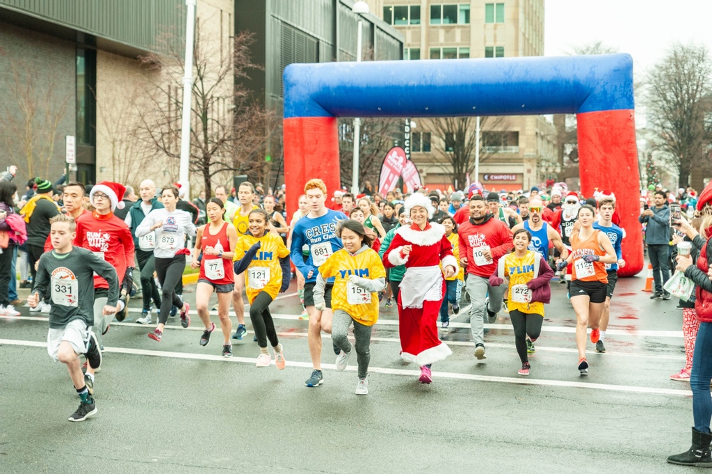 PRRunning's tweet photo. Ready, Set, Ho, Ho, Ho.... It's Go Time.
Santa and Mrs. Claus are off and running!
#PRRaces #RunWithSanta5K #Christmas2021
@PRR_Reston https://t.co/pktmyrPuS6