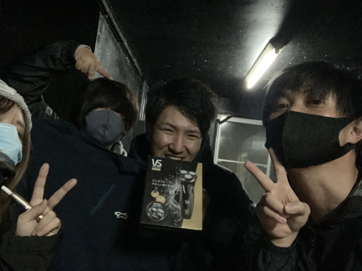 実は本日誕生日でメンバーが電動髭剃りとロンTをくれました

これで嫁の剃刀をコッソリ使うことなくツルツルのお顔になります！

マジでありがとう！！！