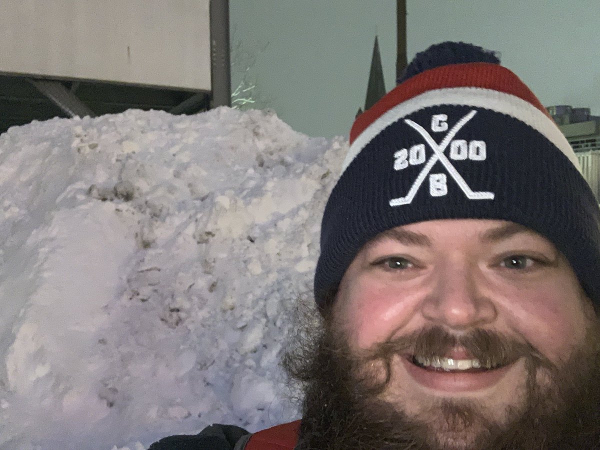 CBJ_Dad0424's tweet photo. I worked last night. Walk out of the hospital this morning to 8 inches of new powder and there’s a 60-100% chance of snow for the next 16 hours. #WelcomeToFargo #WeAintInColumbusNoMore #WinterIsComing #snow https://t.co/VarNTJwOBI
