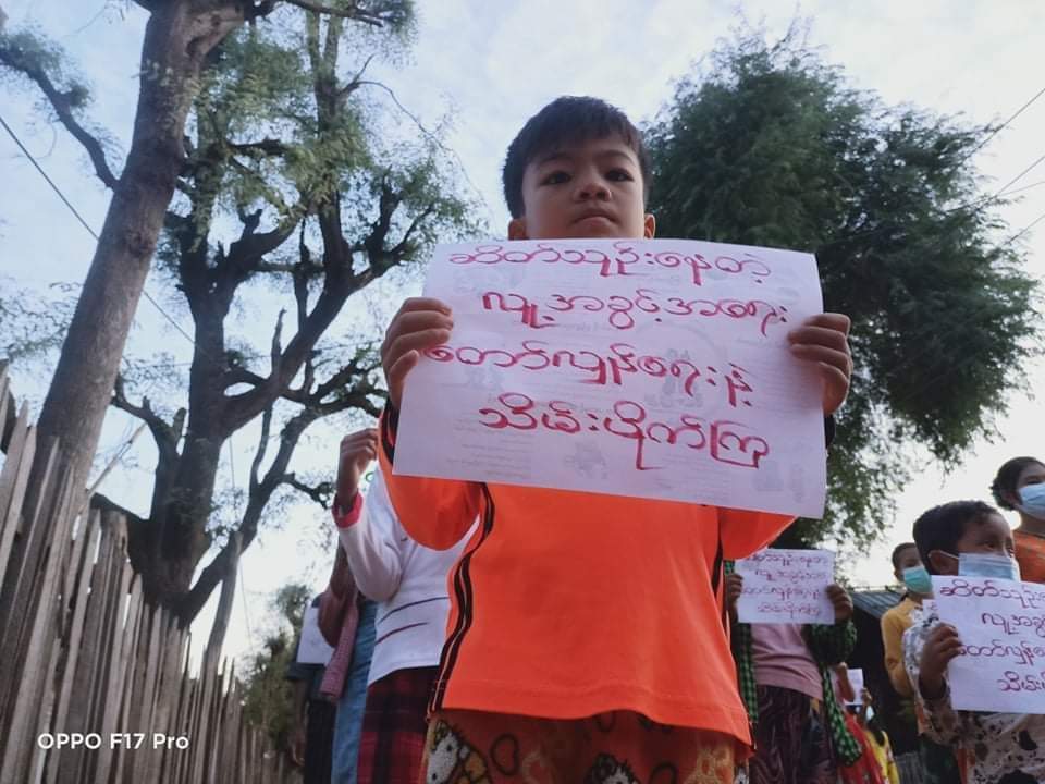 Yamin51994447's tweet photo. In a village in #Salingyi Township, people staged a paper strike under the title, "Revolutionize the deprived human rights by the revolution".

#HelpMyanmarIDPs
#Dec5Coup 
#WhatsHappeningInMyanmar https://t.co/Zrs9ihkYJj