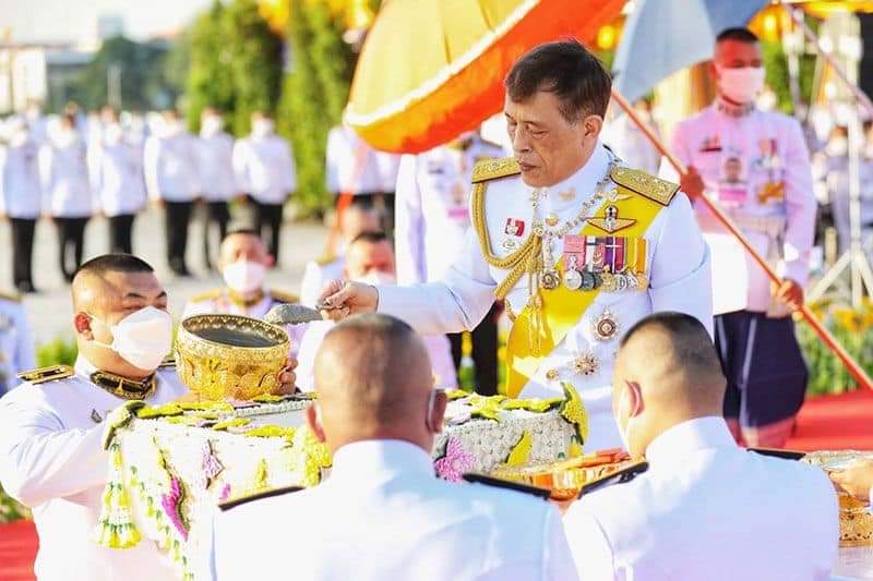 swcom2020's tweet photo. ในหลวง-พระราชินี"เสด็จฯ วางศิลาฤกษ์แท่นฐานพระบรมราชานุสาวรีย์ ร.9 ณ อุทยานเฉลิมพระเกียรติฯ และทรงปลูกต้นรวงผึ้งเป็นปฐมฤกษ์ ประชาชนเฝ้ารับเสด็จเนืองแน่น พร้อมร���วมปลูกต้นไม้ 104 ต้น ในอุทยานเฉลิมพระเกียรติฯ

อ่านต่อ>https://t.co/5RrcPODERw https://t.co/MBdLBqMYCT