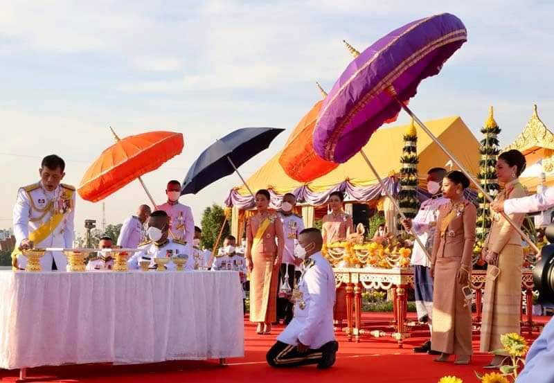 swcom2020's tweet photo. ในหลวง-พระราชินี"เสด็จฯ วางศิลาฤกษ์แท่นฐานพระบรมราชานุสาวรีย์ ร.9 ณ อุทยานเฉลิมพระเกียรติฯ และทรงปลูกต้นรวงผึ้งเป็นปฐมฤกษ์ ประชาชนเฝ้ารับเสด็จเนืองแน่น พร้อมร���วมปลูกต้นไม้ 104 ต้น ในอุทยานเฉลิมพระเกียรติฯ

อ่านต่อ>https://t.co/5RrcPODERw https://t.co/MBdLBqMYCT