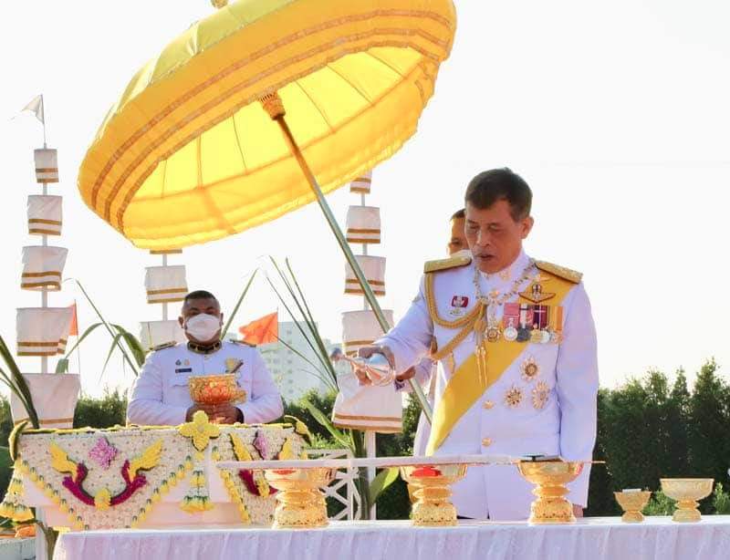 swcom2020's tweet photo. ในหลวง-พระราชินี"เสด็จฯ วางศิลาฤกษ์แท่นฐานพระบรมราชานุสาวรีย์ ร.9 ณ อุทยานเฉลิมพระเกียรติฯ และทรงปลูกต้นรวงผึ้งเป็นปฐมฤกษ์ ประชาชนเฝ้ารับเสด็จเนืองแน่น พร้อมร���วมปลูกต้นไม้ 104 ต้น ในอุทยานเฉลิมพระเกียรติฯ

อ่านต่อ>https://t.co/5RrcPODERw https://t.co/MBdLBqMYCT