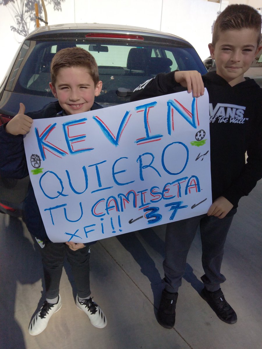 pakitosusi's tweet photo. Vamos @Medina7Kevin ⚽⚽⚽
Hoy estaremos Pablo y Yo animándote desde la grada con la pancarta.
Por cierto, estamos en Fondo Norte/Tribuna, por si nos regalas la camiseta.
Vamos @MalagaCF
#HuGol #Pablete https://t.co/5WogdP03O7
