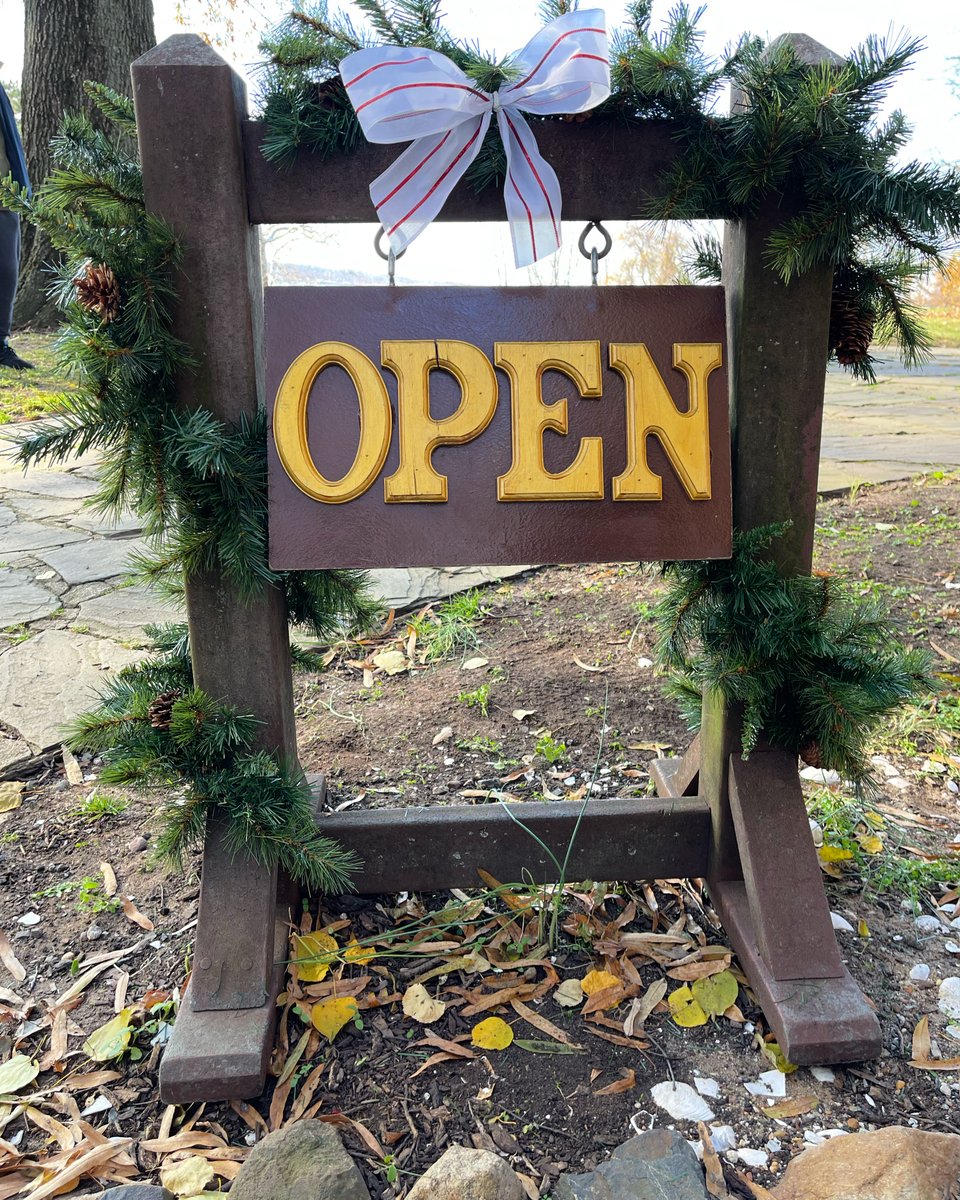 ConferenceHouse's tweet image. We couldn’t ask for better weather for December! Our Colonial Christmas Winter Village runs from 12-4 followed by the Grand Illumination at 4:30.