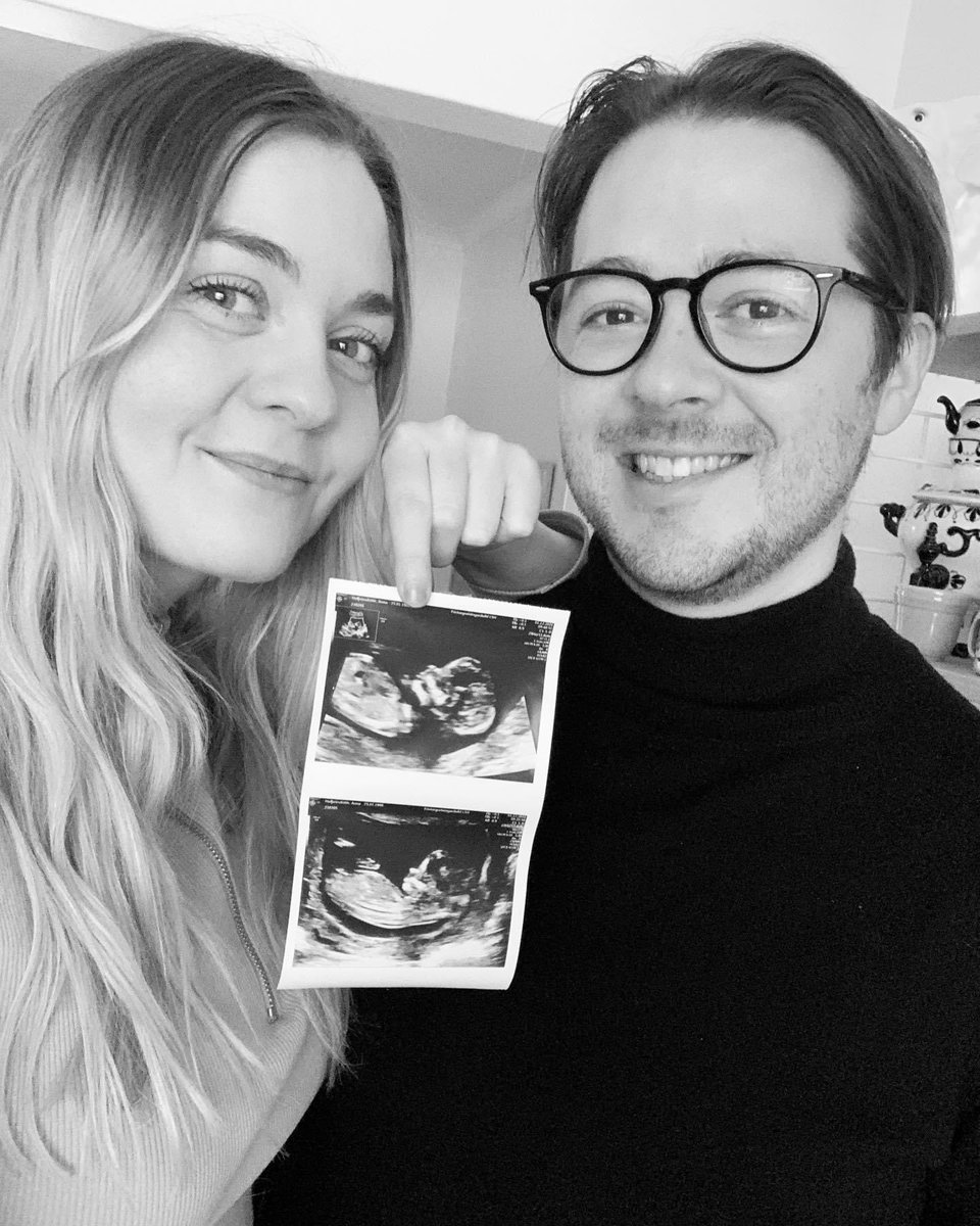 Ég boða yður mikinn fögnuð sem veitast mun öllum lýðnum: VIÐ <a href="/AnnaHaff/">Anna Hafþórs</a> (og Binni) EIGUM VON Á BARNI!! #óléttutwitter