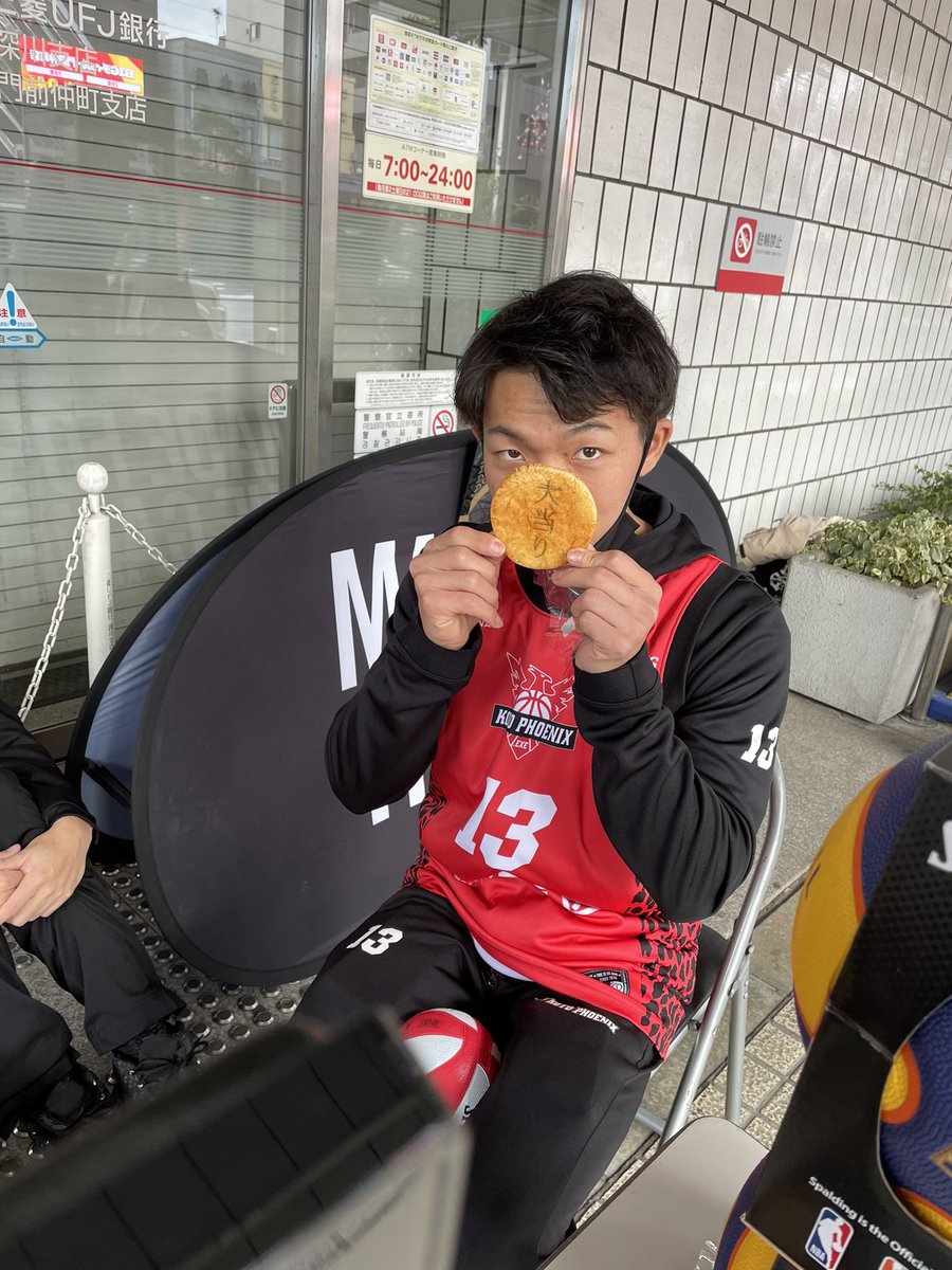 kotostaff's tweet photo. 12月4、5日に #江東区  #門前仲町 のイベントに出演させて頂きました！

通行人の方々が立ち止まって動画を観てくださり、改めて、江東区のスローガンである｢人情とスポーツに熱いまち」を肌で感じる事が出来ました😭

休憩中に頂いたお煎餅を食��る選手達です🤤
 #深川仲町通り商店街  #SPALDING https://t.co/aK52asXlT0