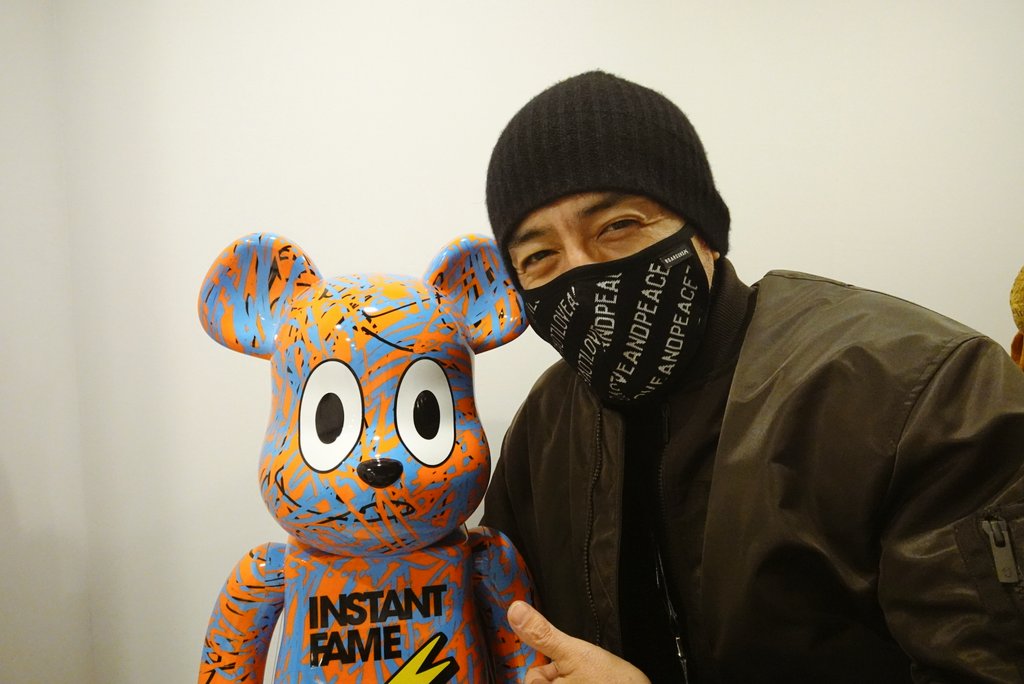a_yanaka's tweet photo. 背中には、思いやりも哀しみも共有したいという意思を以て詩を書かせて頂きました。

Sky is blue
we are too
got the blues 
song for you

空は青い
ぼくらも青い
そのブルースは
君のための歌 https://t.co/CssEdoJiYZ