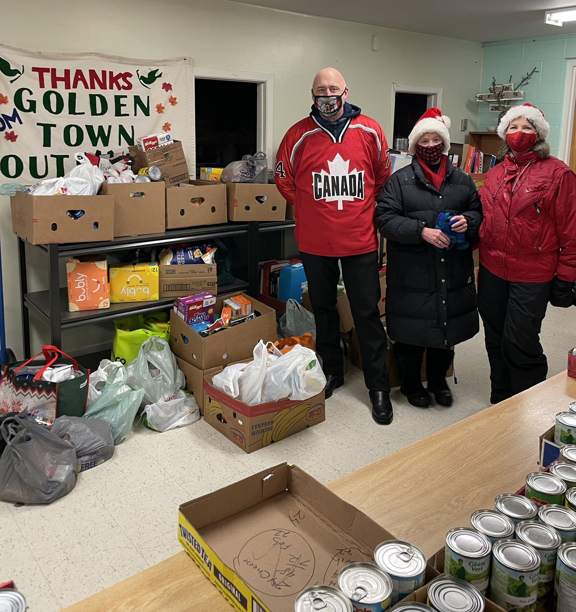 AlexRuff17's tweet photo. Incredible generosity in @Meaford for the #Kinettes’ fill the school bus food drive in spt of the #MeafordFoodBank during a very snowy #Kinsmen Santa Claus parade. Special shout out to the #CVFR for their collection efforts earlier in the day. #BruceGreyOwenSound #community https://t.co/awuaqt3PIQ