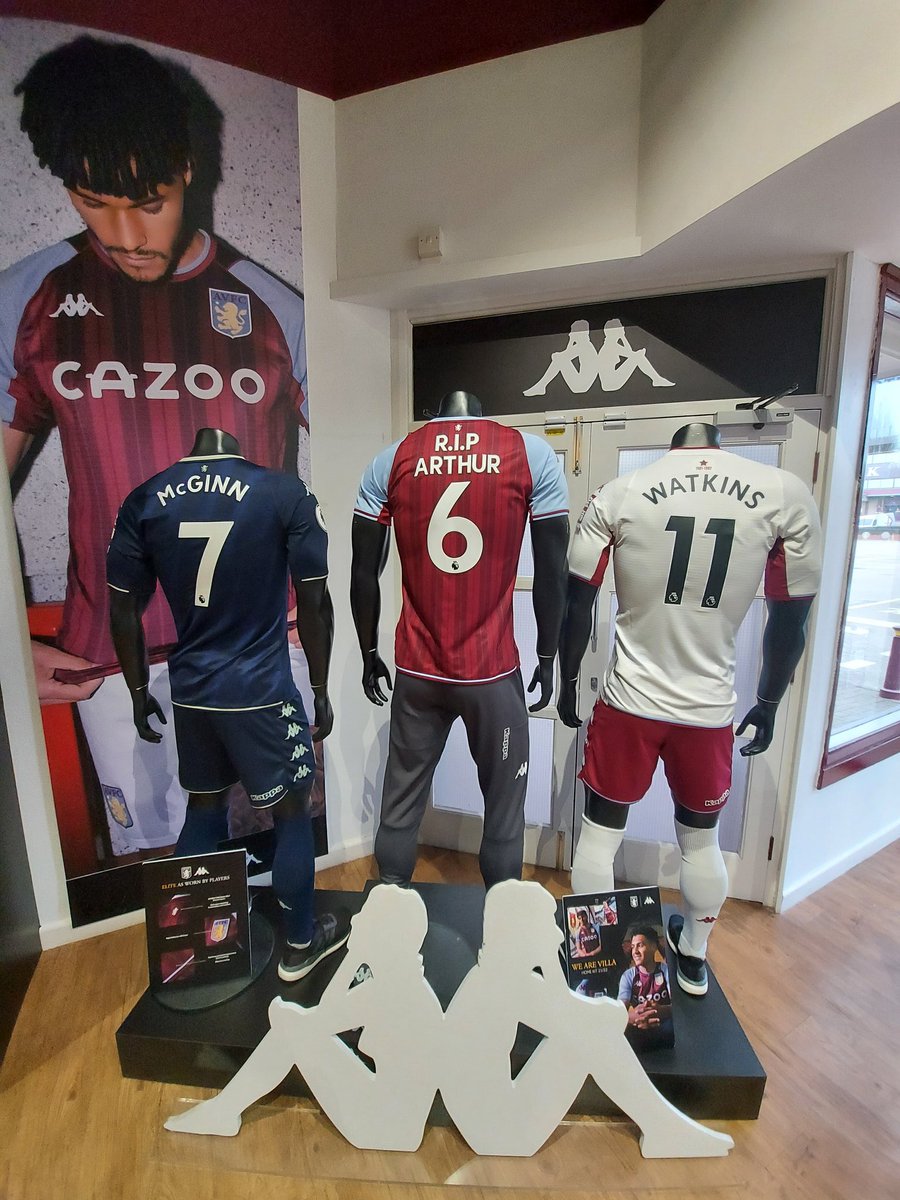 Class act by <a href="/AVFCOfficial/">Aston Villa</a> , RIP Arthur #AVFC