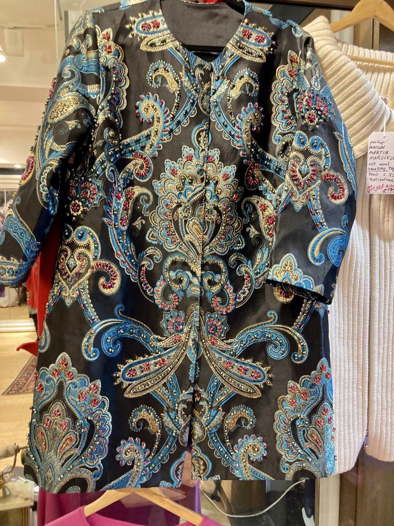 RetroCambridge's tweet photo. #Party #jackets for the #festiveseason 🥳🎄@FantasiaRoseCre ❤️

#shopsmall #shopindy #shopindie #supportlocal #christmasshopping #christmasparty #rosecrescent #rosequarter #cambridge https://t.co/GkWdHJdE1b