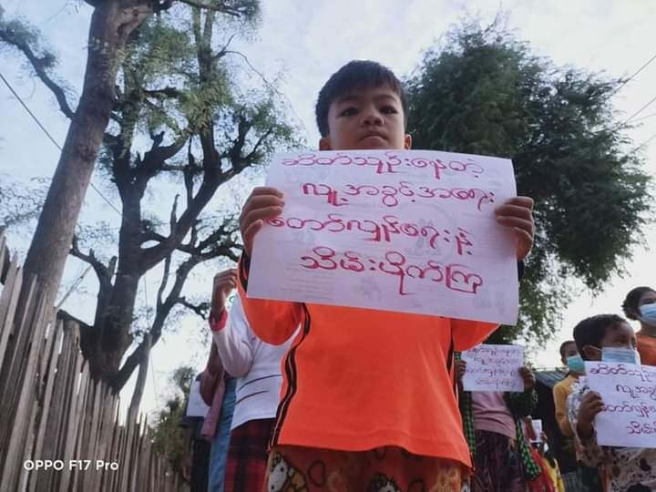 b3rry_y's tweet photo. The protesters from a village of Salingyi marched and held a paper strike with the slogan "Seize the lost human rights by revolution "

#HelpMyanmarIDPs #Dec5Coup
#WhatsHappeningInMyanmar https://t.co/3WZDAlPE1Z