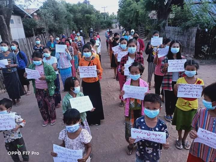 b3rry_y's tweet photo. The protesters from a village of Salingyi marched and held a paper strike with the slogan "Seize the lost human rights by revolution "

#HelpMyanmarIDPs #Dec5Coup
#WhatsHappeningInMyanmar https://t.co/3WZDAlPE1Z