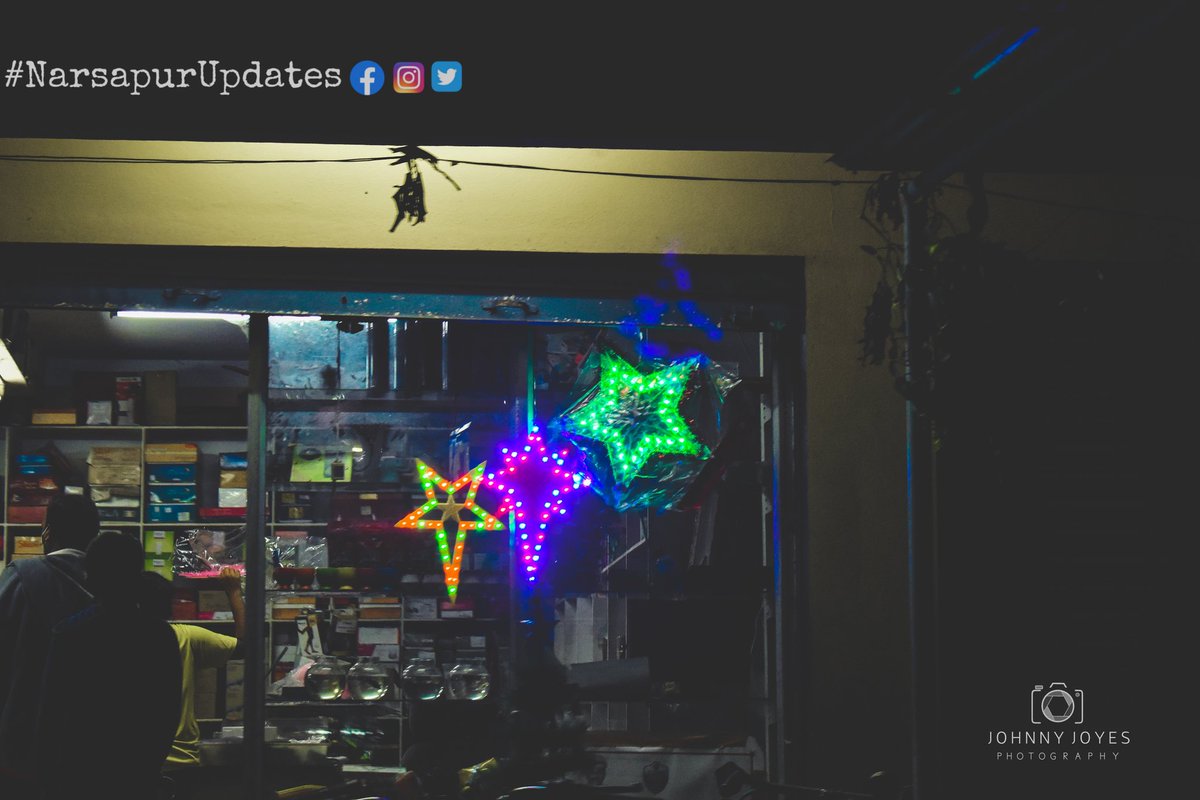 Narsapurupdates's tweet photo. Christmas Vibes!! ๐๐โ๏ธ
.
.
.
#NarsapurUpdates #narsapuram #streetphotography #star #christmas #christmasdecor #streetsofindia #iph #shutterhub #camerafanboy #JOHNNYJOYESPHOTOGRAPHY #shop #nikonphotographers #yourshotphotographer #johnnyjoyesphotography #media #christmas2021 https://t.co/JrttY4AgHU