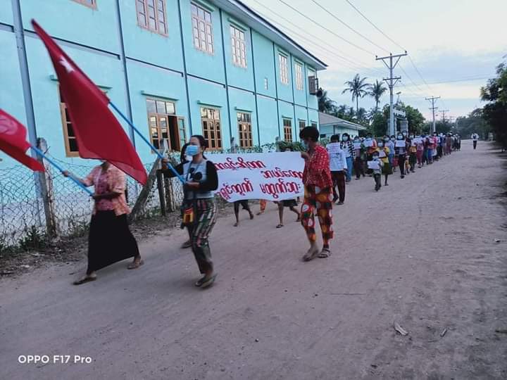 The protesters from a village of Salingyi marched and held a paper strike with the slogan "Seize the lost human rights by revolution "

#HelpMyanmarIDPs #Dec5Coup
#WhatsHappeningInMyanmar