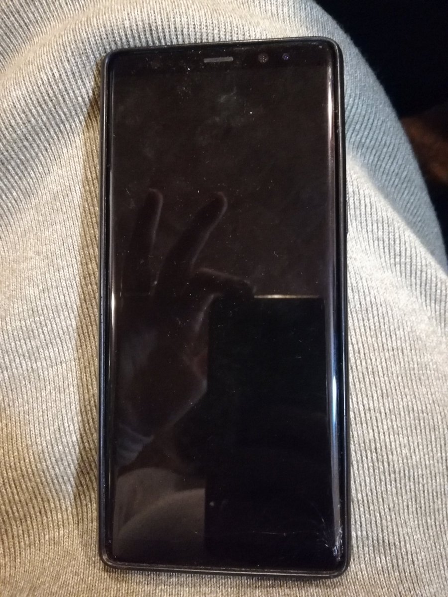 MeLlamanEu's tweet photo. Twitter haz tu magina.
M'he trobat un Samsung Galaxy Note 8 a la plaça de Sant Agustí Vell, a Barcelona, sobre les 7 del matí de hui. https://t.co/oxBghLmLSl