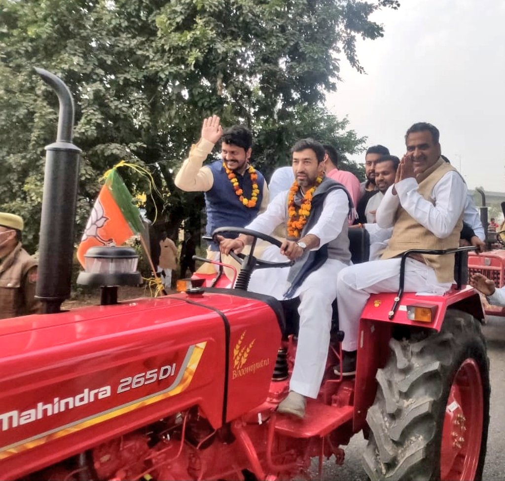 sukhvindrasom's tweet photo. जय जवान, जय किसान.. मा. क्षेत्रीय अध्यक्ष आदरणीय @MohitBeniwalBJP जी, मा. केंद्रीय राज्य मंत्री आदरणीय @drsanjeevbalyan जी के साथ आज भैंसी, खतौली मुज़फ्फरनगर किसान सभा मे जाते हुए ।
#farmerswithmodiji https://t.co/wknxE5HdRR