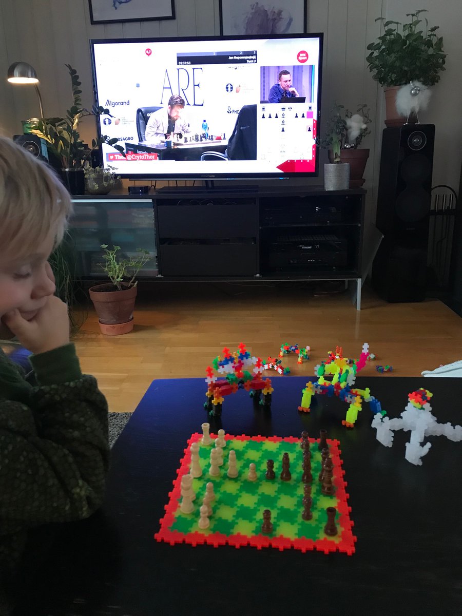 Henry 6 år er enig. Vanskelig neste trekk. Rakk å lage et #plusplus sjakkbrett i ventetiden. 
#nrksjakk