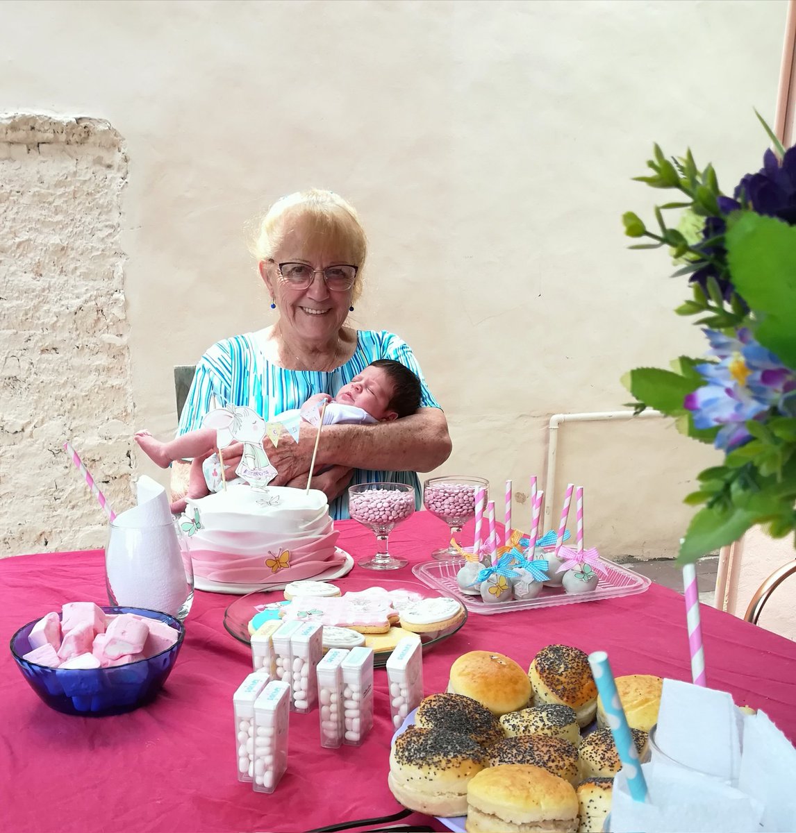 La abuela Ester celebrando la llegada de su nieta Raquel Jáia Mushka.  Grandmother Ester celebrating the arrival of her granddaughter Rachel Chaya Mushka.
