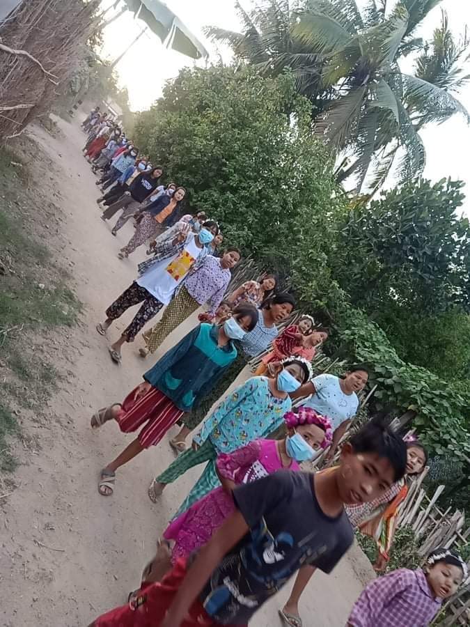 Locals from KyaySarKya village, #Yinmarpin township staged a marching strike as part of their daily routine to protest Genocidal Dictatorship.
#HelpMyanmarIDPs #Dec5Coup #WhatsHappeningInMyanmar
