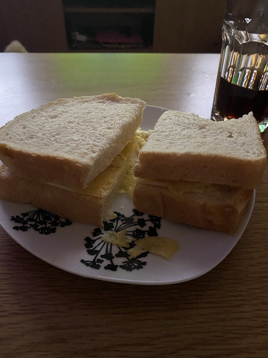 Bex23007's tweet image. Sometimes only a crisp sandwich will do. Whoever invented tiger bread though.. Legend! 👌🏻 #crispsandwich #tigerbread