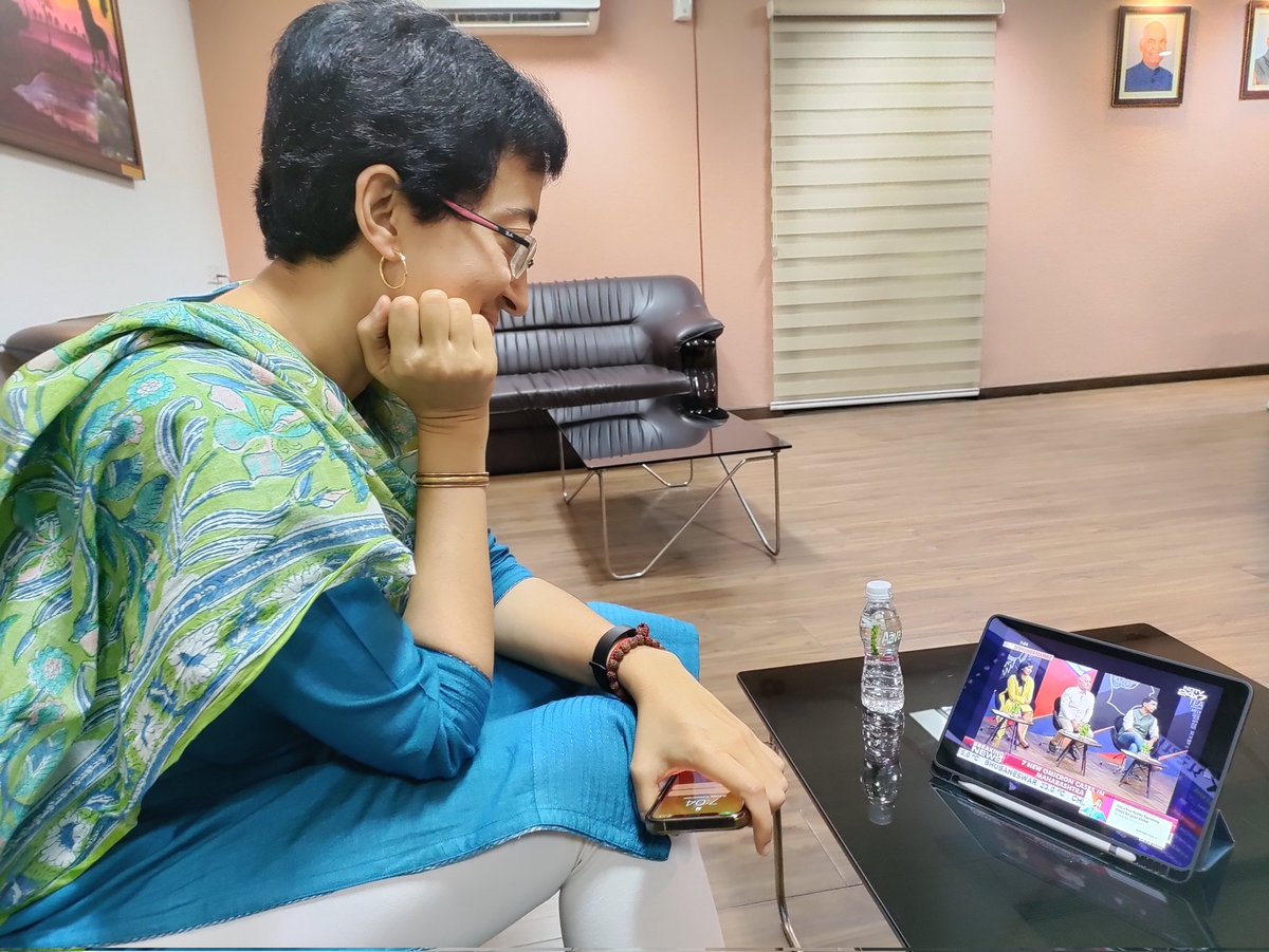 ShanuWaseem's tweet image. When someone not want to miss a single episode of #BusinessBlasters.
@AtishiAAP watching second episode of Business Blasters live at Ahmedabad Airport.
