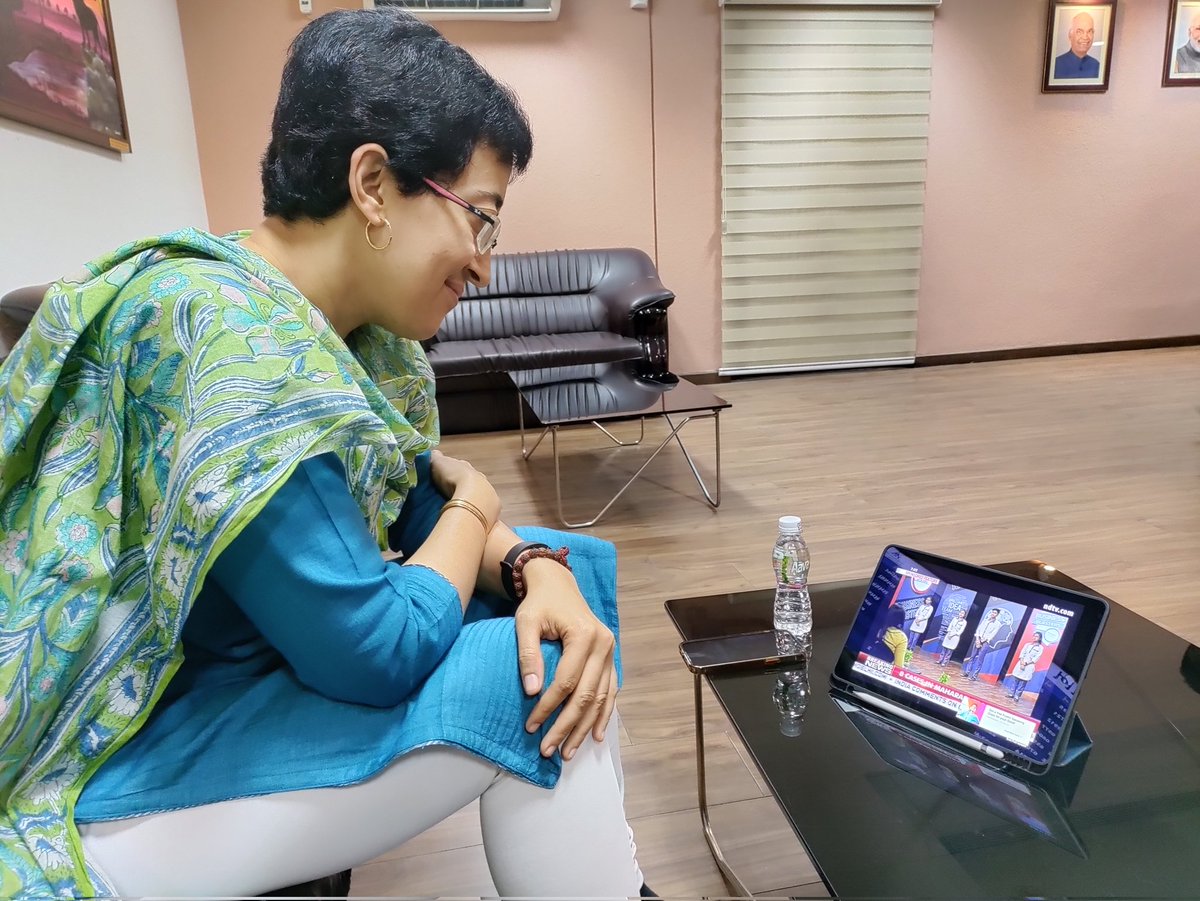 ShanuWaseem's tweet image. When someone not want to miss a single episode of #BusinessBlasters.
@AtishiAAP watching second episode of Business Blasters live at Ahmedabad Airport.