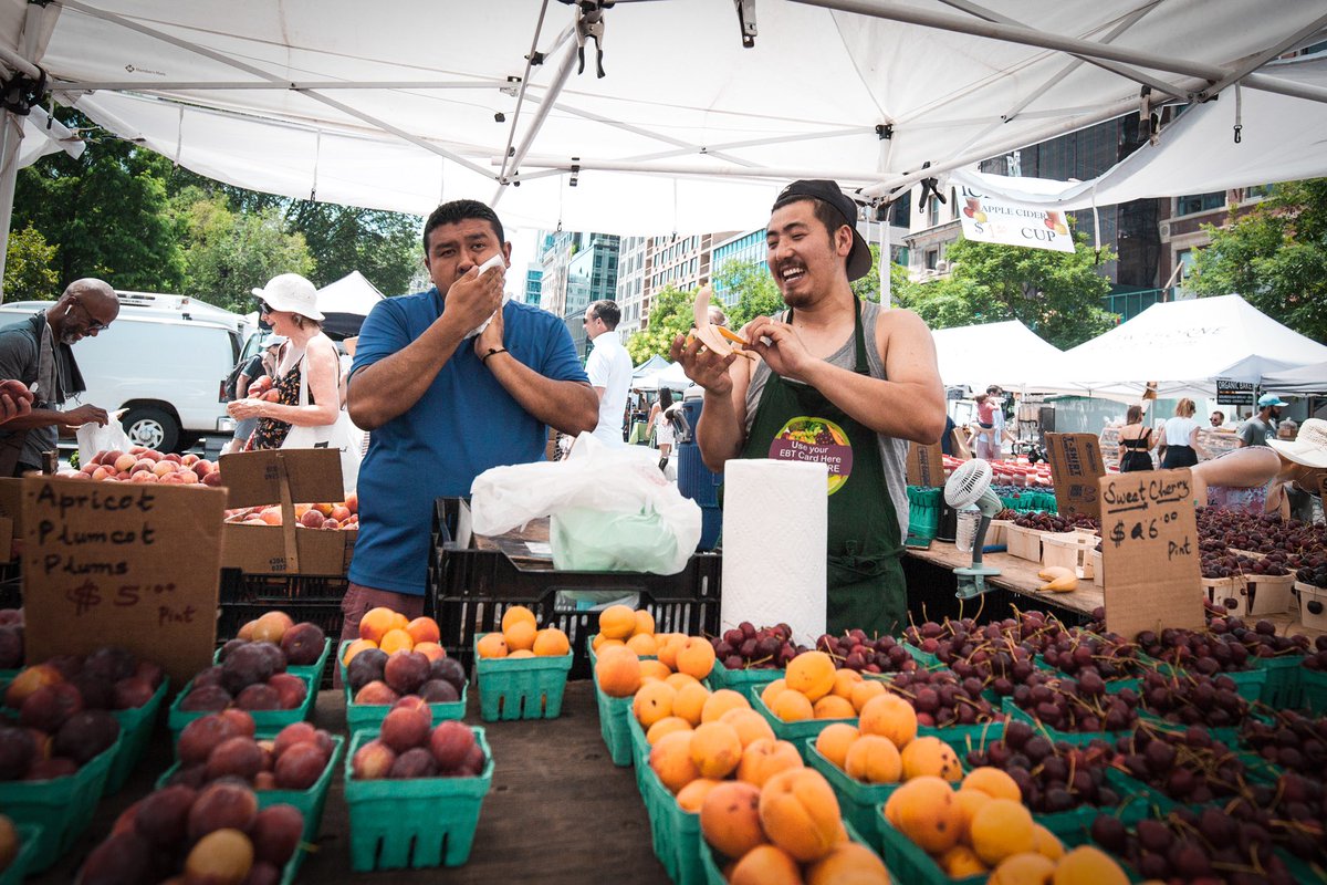 Happiness is simple - all this gentleman needs is a banana 😆
Photo by Keith Chen in New York
#PhotoOfTheDay #photographer #photographylovers #photography #PhotographyIsArt #NFTCommunity