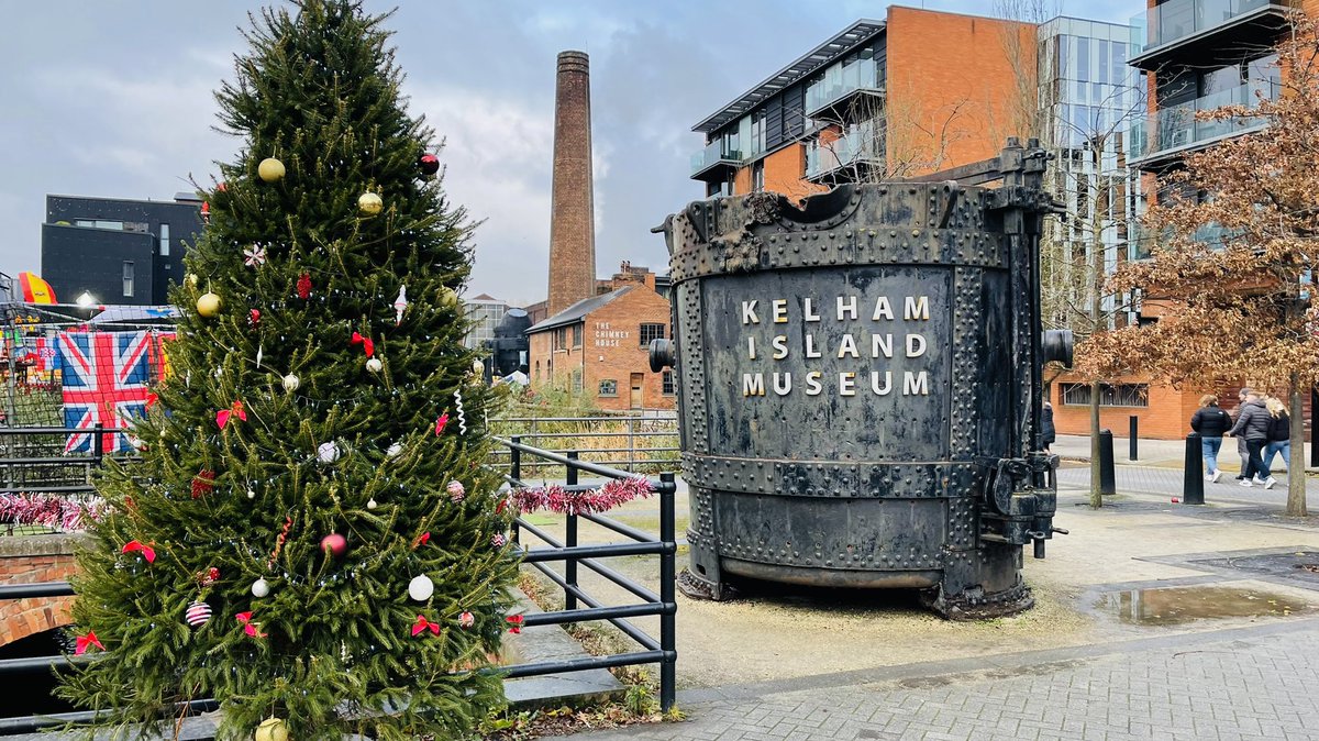 andyksheffield's tweet photo. A brilliant, well organised and very busy Christmas Market @KelhamIsland Museum this weekend. Some lovely and unique stalls and great to see the Friends of @PortlandWorks &amp; @ManorLodge doing their stuff ! https://t.co/UrTLDYhuiE