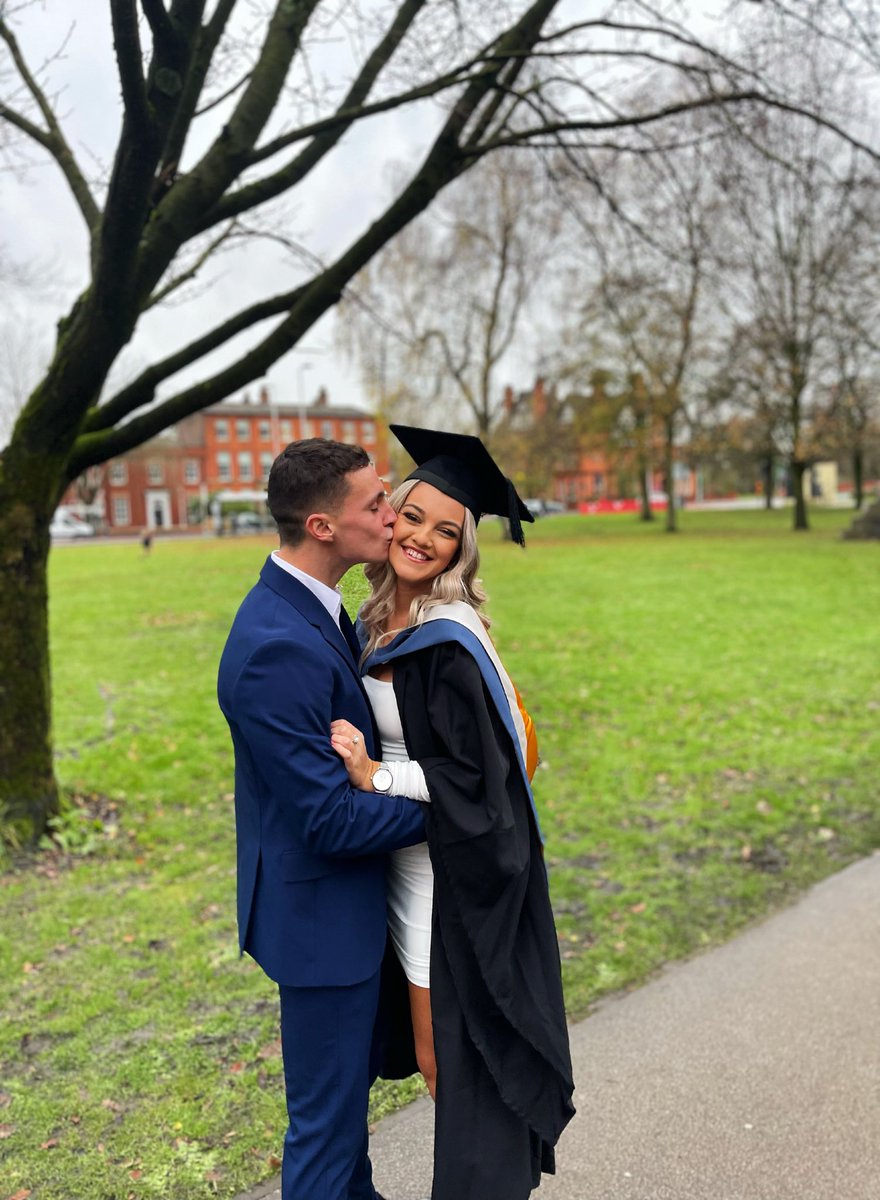 joelleadavis's tweet photo. Newly qualified &amp; finally working as a diagnostic radiographer for the past few months has been amazing. But nothing quite beats how proud and grateful I felt on this special day! 🎓
I couldn’t have done it without this lot ♥️ https://t.co/s4jEYJ5AAh