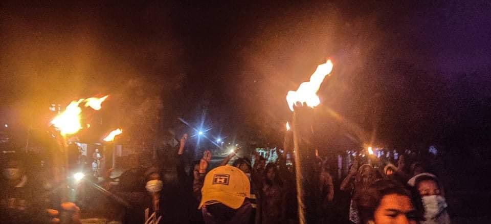 yaminsymo's tweet photo. Students and youths in Laung Lone Township, Dawei pay tribute to the comrades who were killed and wounded in the violent crackdown on the Rangoon mass strike.
#WhatsHappeningInMyanmar #Dec5Coup https://t.co/pliLNaXpza