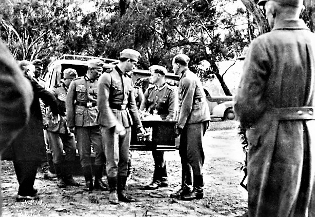 🧵
1/8

Sept 1942: A very unusual event occurred:
Wehrmacht and Australian troops attend a full military funeral, with honours, at Murchison, Australia, for POW Obergefreiter (Cpl) Tobias Tschurtschenthaler, of Tyrol, Austria.
He’d been captured in the fighting at Tobruk, Libya.